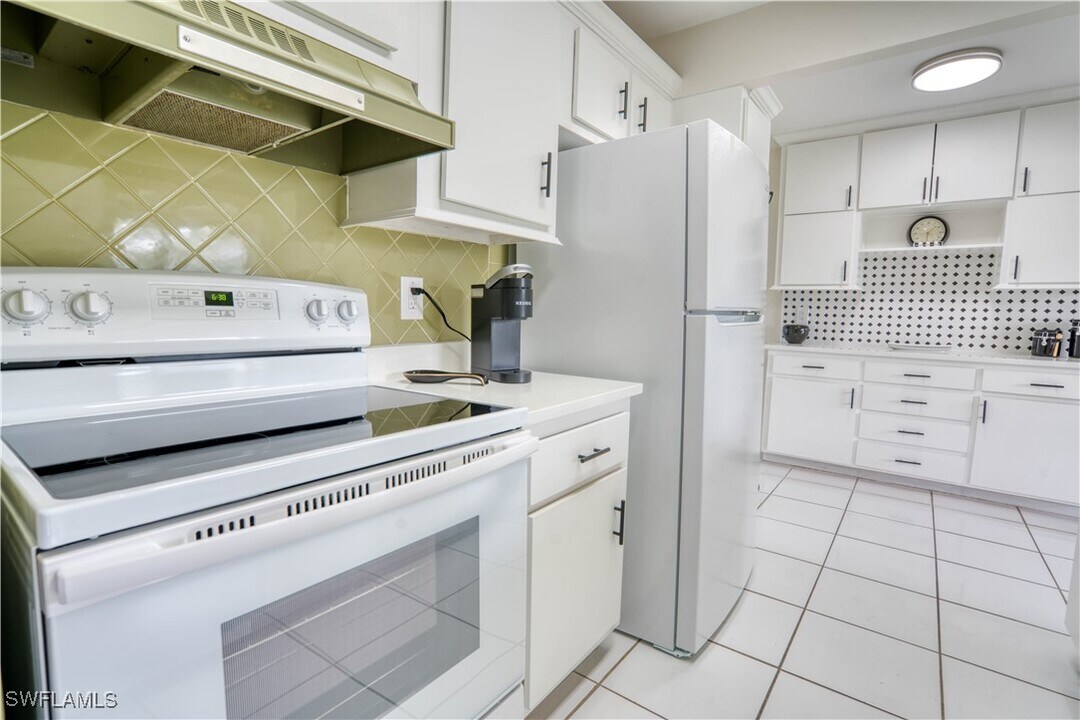1069 Forest Lakes Dr in Naples, FL - Building Photo