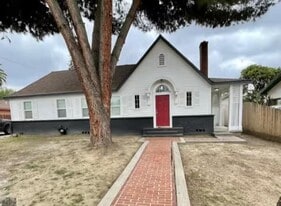 415 W Race Ave in Visalia, CA - Building Photo