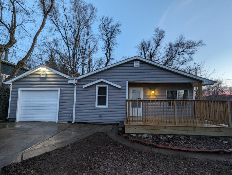 18355 School Hill Ave in Council Bluffs, IA - Building Photo