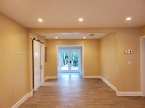 2375 SW 21st Ter in Miami, FL - Foto de edificio - Building Photo