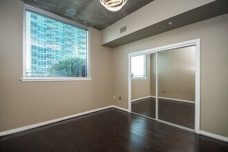 5925 Almeda Rd in Houston, TX - Foto de edificio - Building Photo