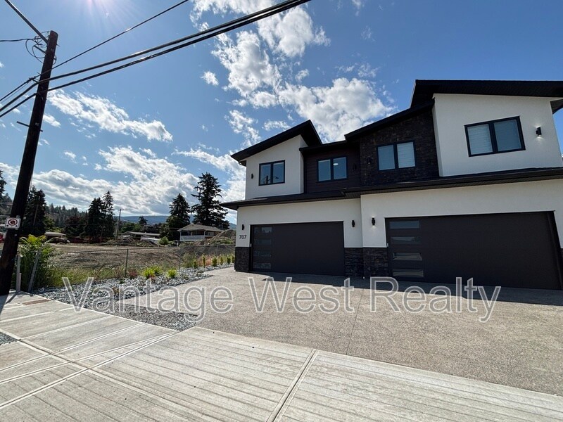 707 Raymer Rd in Kelowna, BC - Building Photo