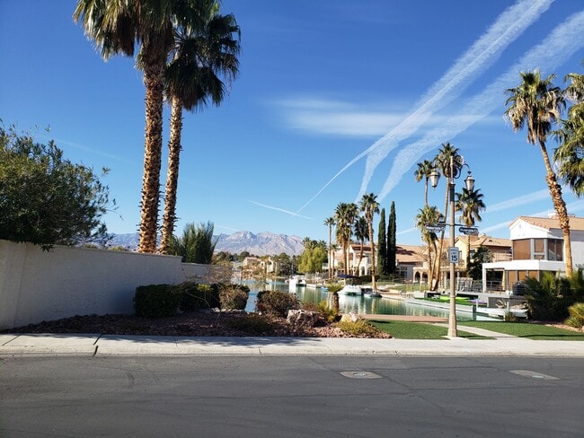 8700 Captains Pl in Las Vegas, NV - Building Photo - Building Photo