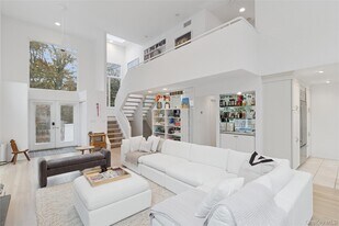 17 Lyme Ln in East Hampton, NY - Building Photo