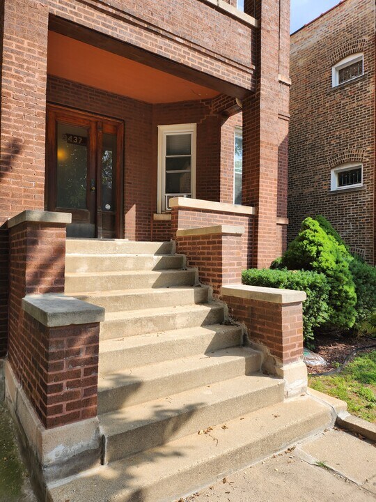 5437 N Ashland Ave in Chicago, IL - Building Photo