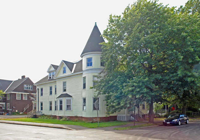 68 High St in Auburn, ME - Foto de edificio - Building Photo