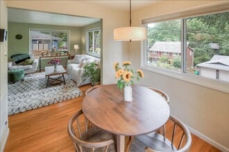 9506 SW 50th Ave in Portland, OR - Foto de edificio - Building Photo