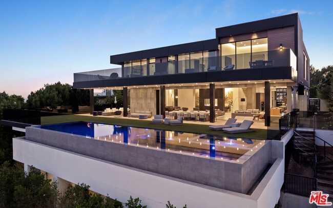 1140 Summit Dr in Beverly Hills, CA - Foto de edificio - Building Photo