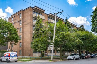 Habitations Madeleine-d'Ailleboust in Montréal, QC - Building Photo