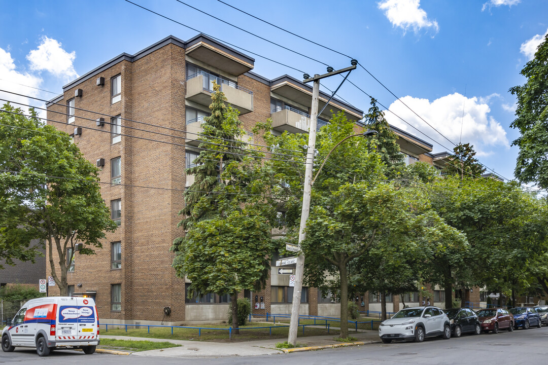 Habitations Madeleine-d'Ailleboust in Montréal, QC - Building Photo