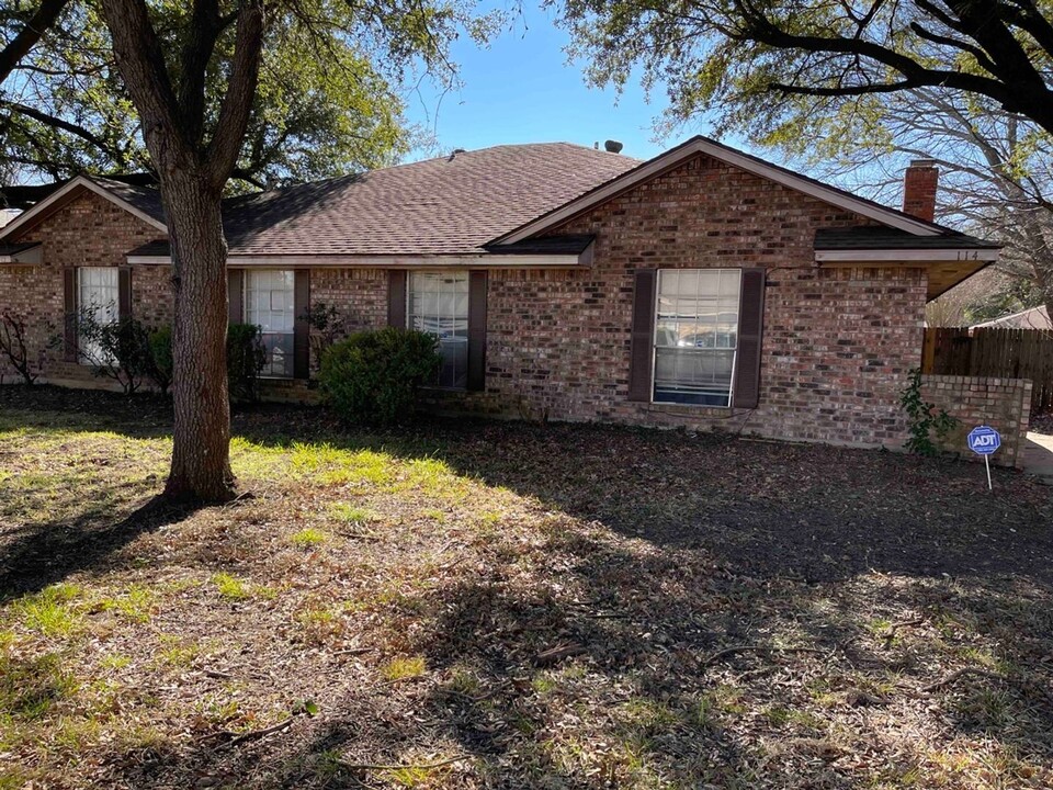 114 Shadybrook Dr in Desoto, TX - Building Photo