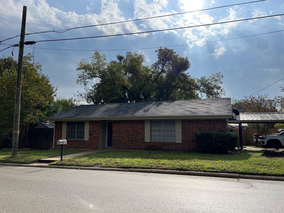 523 Murray Ave in Rockdale, TX - Building Photo