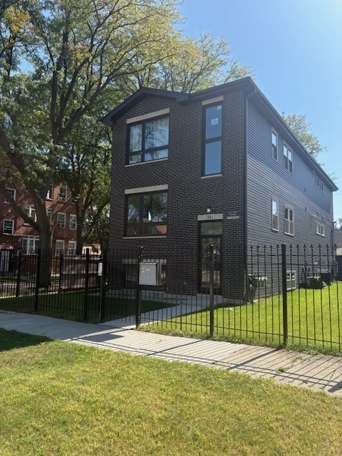 5803 W Superior St in Chicago, IL - Building Photo - Building Photo