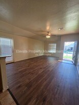 913 West Prairie Wind Way in Mustang, OK - Building Photo