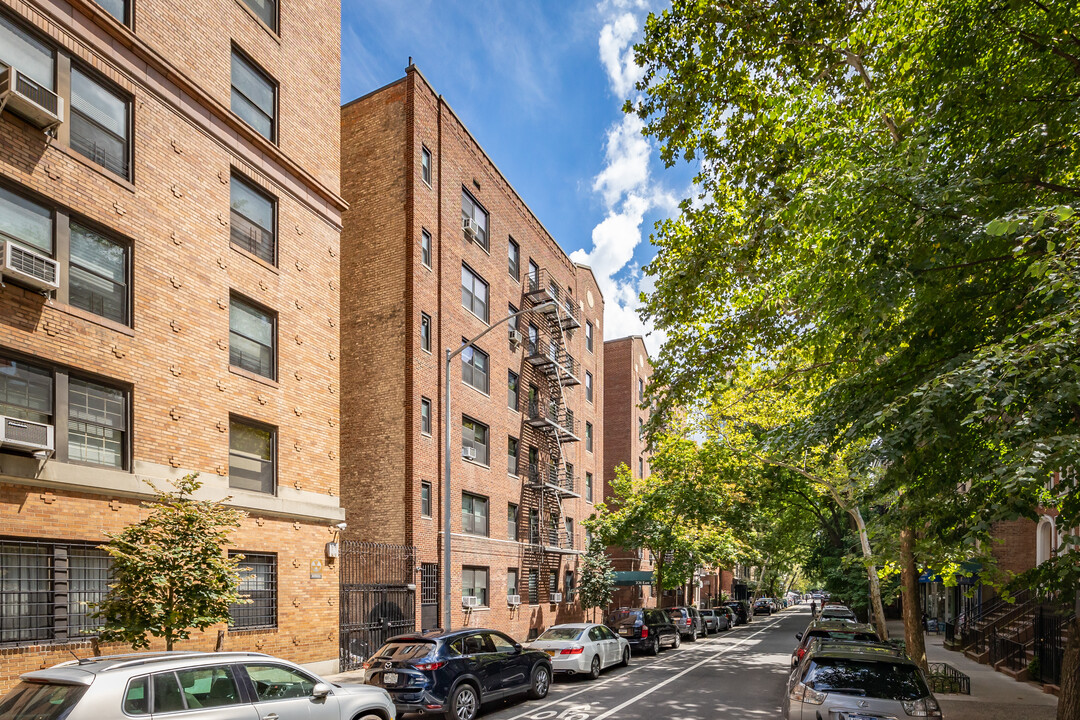 221 E 78th Street in New York, NY - Building Photo