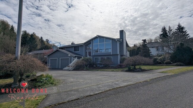 property at 2111 Shadycrest Ct SW