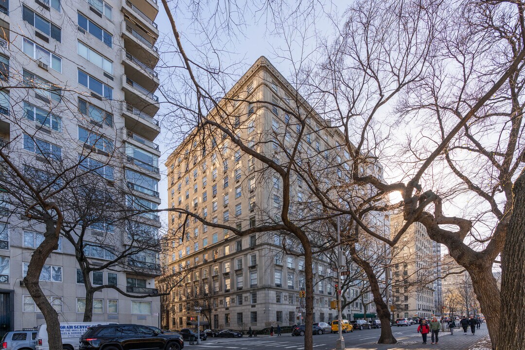 920 Fifth Ave in New York, NY - Building Photo