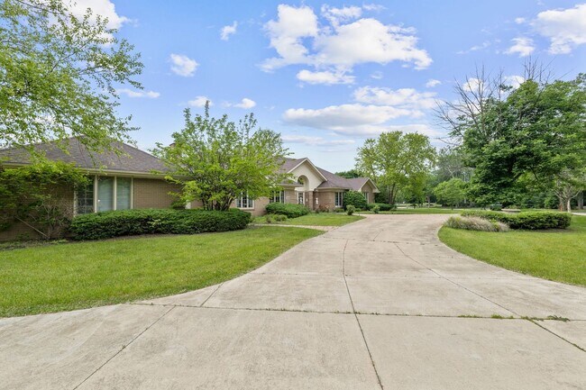 1920 Wedgewood Dr in Lake Forest, IL - Building Photo - Building Photo
