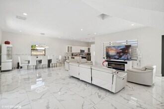 13331 SW 41st St in Miami, FL - Building Photo - Building Photo