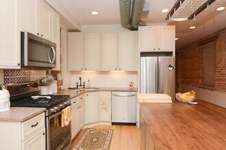 1726 W Erie St, Unit J01P in Chicago, IL - Building Photo - Building Photo