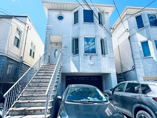 property at 162 W 53rd St