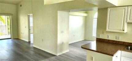 4925 Sandra Bay Dr in Naples, FL - Building Photo - Building Photo