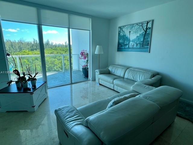 14951 Royal Oaks Ln in North Miami, FL - Foto de edificio - Building Photo