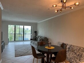 2220 N Cypress Bend Dr in Pompano Beach, FL - Building Photo - Building Photo