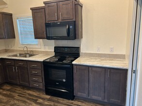 5215 Crestway Rd in Windcrest, TX - Foto de edificio - Building Photo