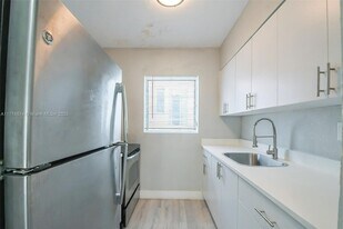 934 Meridian Ave in Miami Beach, FL - Building Photo