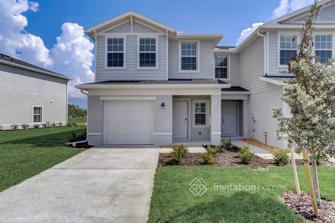 2831 Riverfield Rd in Cape Coral, FL - Foto de edificio