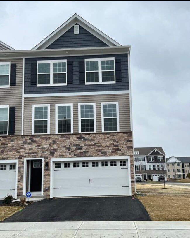 property at 33 Cardinal Wy