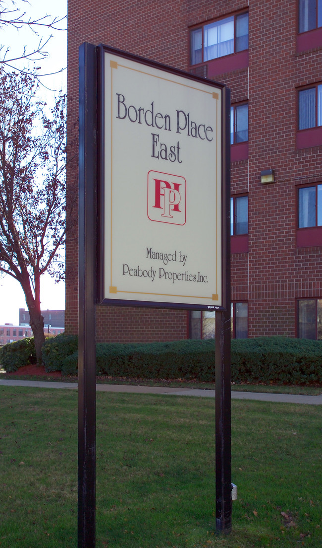 Borden Place in Fall River, MA - Foto de edificio - Other