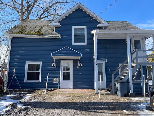 906 West Ave, Unit Back in Medina, NY - Building Photo - Building Photo