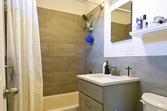 35-01 28th St-Unit -2 in Queens, NY - Building Photo - Building Photo