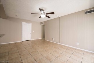 1405 Vegas Valley Dr, Unit 170 in Las Vegas, NV - Building Photo - Building Photo