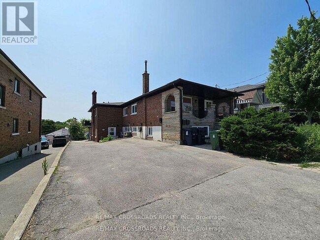 2170B Dufferin St in Toronto, ON - Building Photo - Building Photo