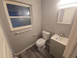 1818 E Lovers Ln in Arlington, TX - Building Photo - Building Photo