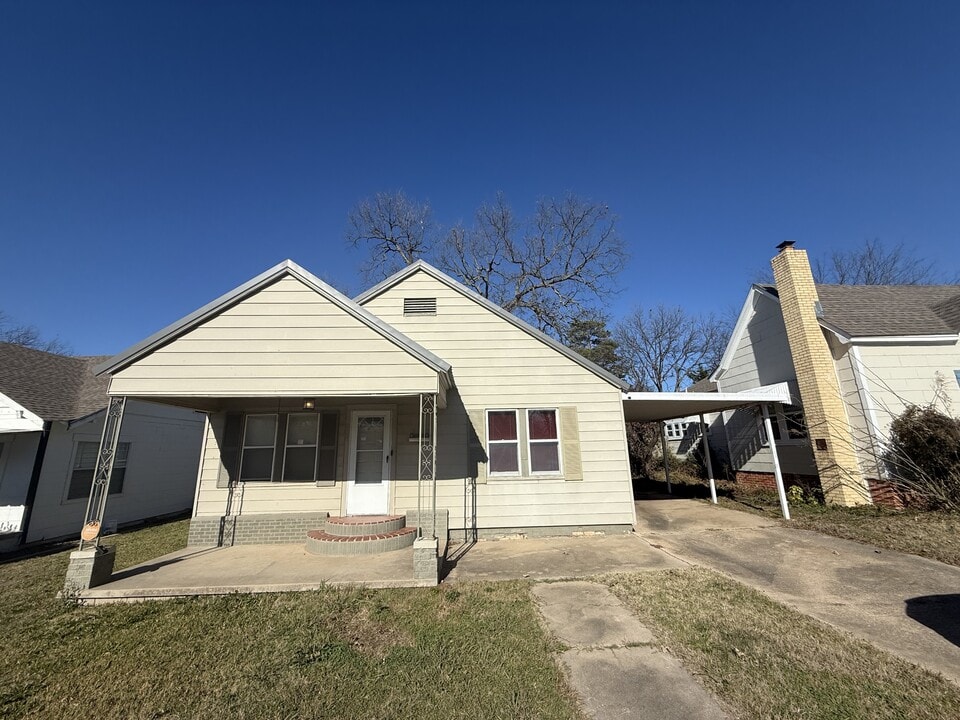 804 E 6th in Ada, OK - Building Photo