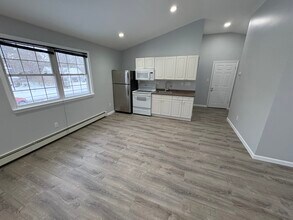 10 Matsunaye Dr, Unit 1 in Medford, NY - Foto de edificio - Building Photo