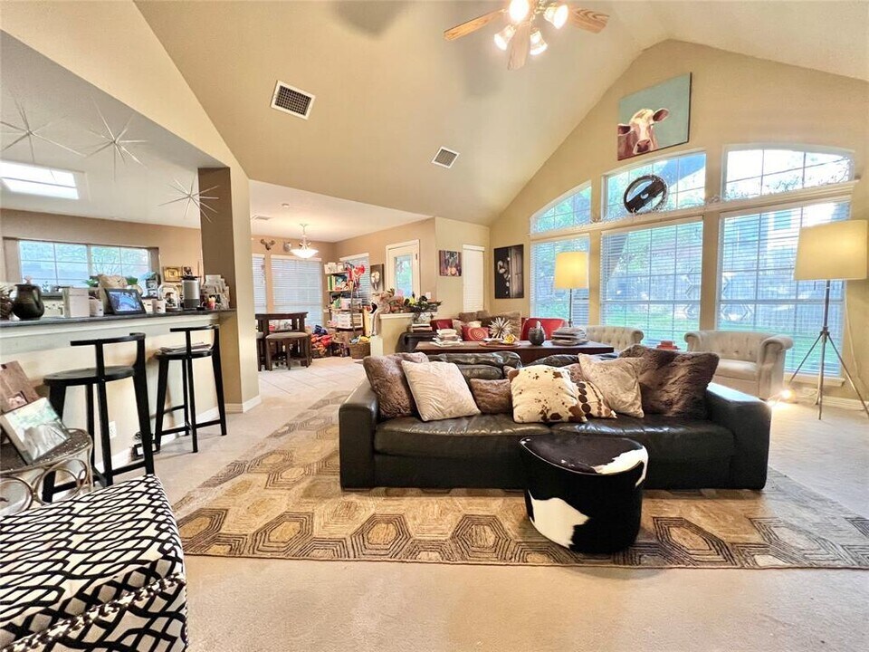 10001 Barbrook Dr in Austin, TX - Building Photo