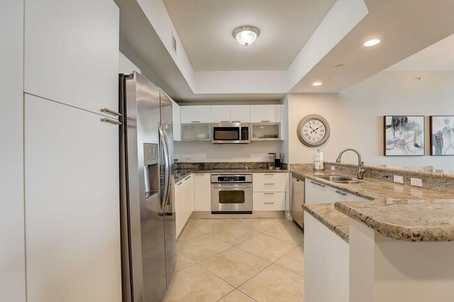 2650 Lake Shore Dr in Riviera Beach, FL - Building Photo - Building Photo