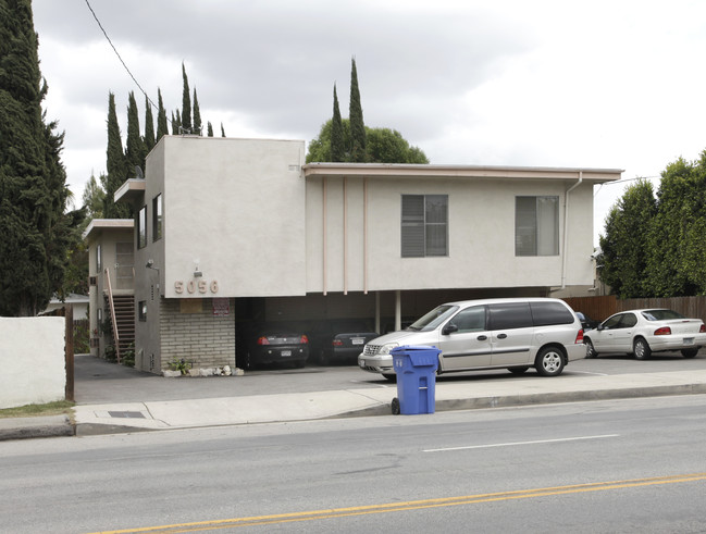 5056 Whitsett Ave in North Hollywood, CA - Foto de edificio - Building Photo