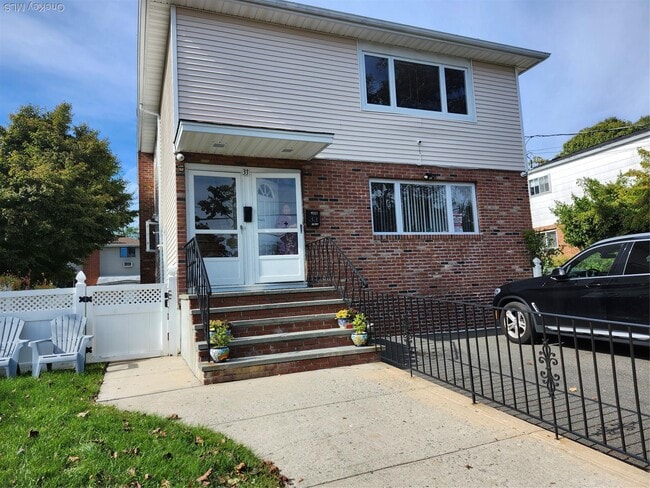 33 Graywood Rd in Port Washington, NY - Building Photo - Building Photo