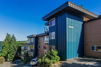 3825 NE 155th Pl, Unit 305 in Lake Forest Park, WA - Building Photo - Building Photo