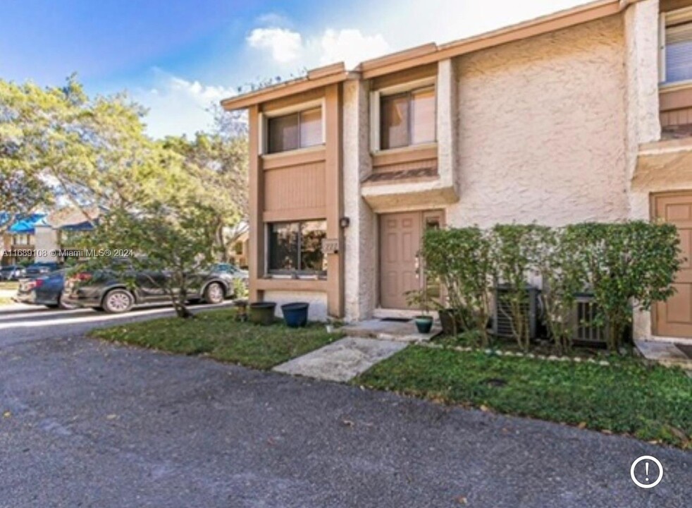 227 Wimbledon Lakes Dr in Plantation, FL - Foto de edificio