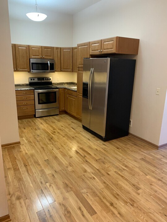 802 4th Ave, Unit 202 in Grinnell, IA - Building Photo