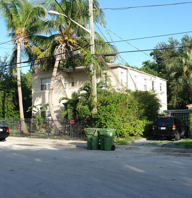 689 NE 61st St in Miami, FL - Foto de edificio - Building Photo