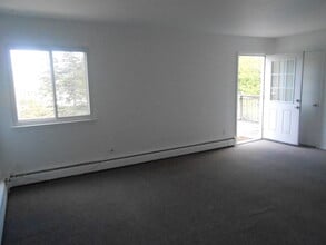 172 Wicks Rd in Commack, NY - Foto de edificio - Building Photo