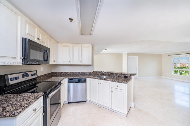2351 Douglas Rd, Unit 607 in Miami, FL - Foto de edificio - Building Photo